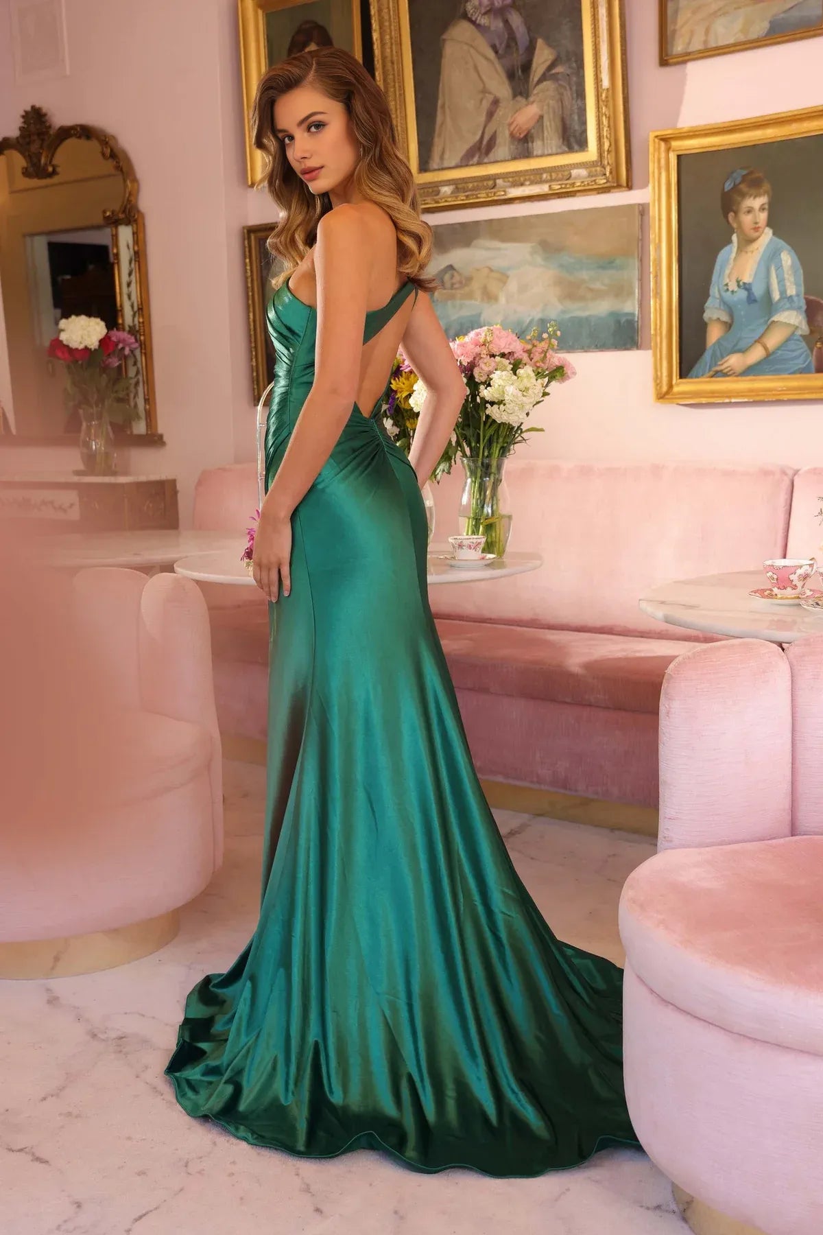 Robe Weitese en satin vert émeraude, dos nu, asymétrique, fente haute, pour une robe de bal glamour et sophistiquée